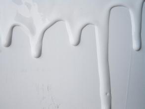 怎樣解決氯化橡膠面漆流掛現(xiàn)象呢？